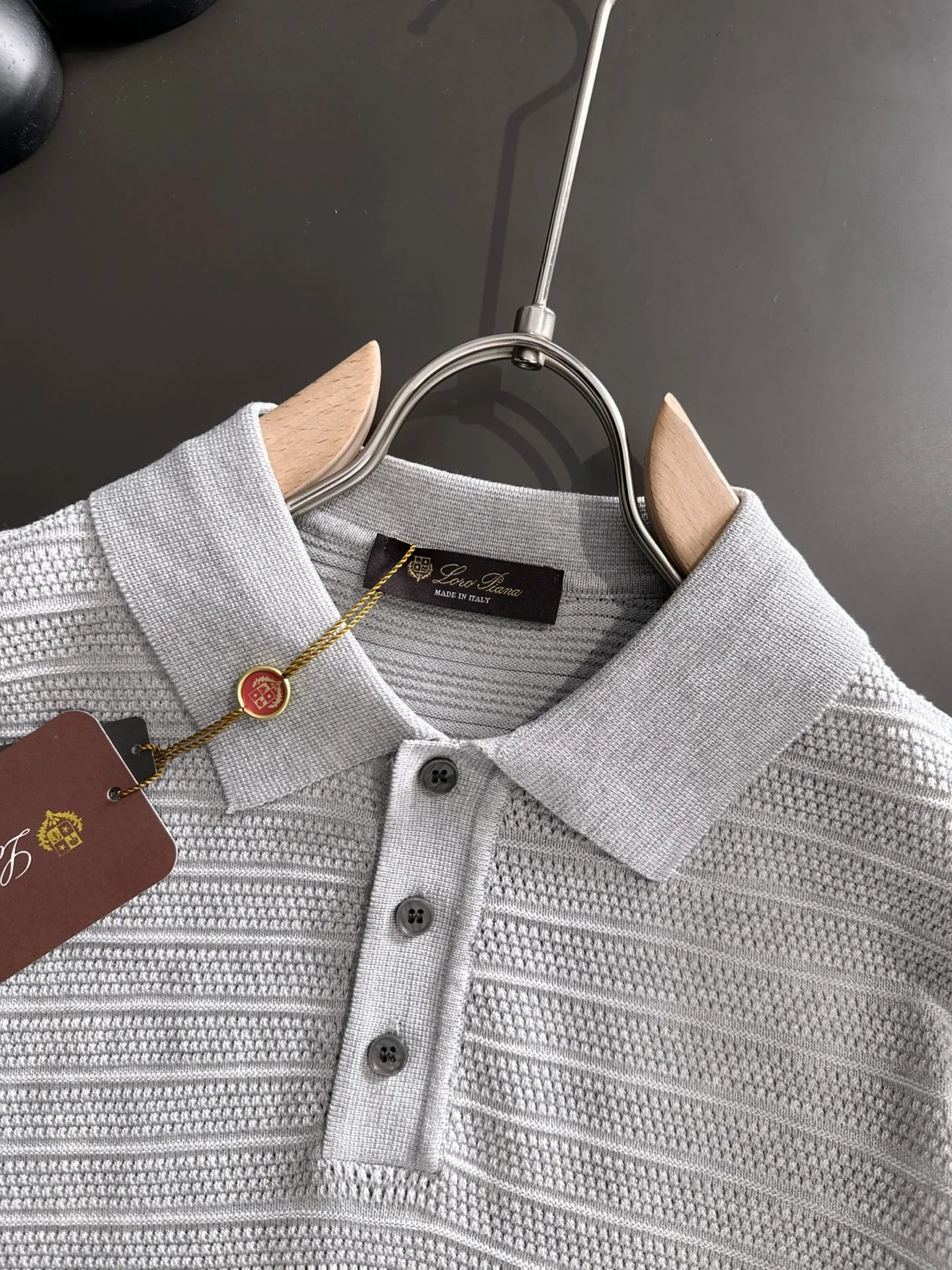 Next day shipment LP high quality Loro Piana 26ss New Arrival men's short-sleeved T-shirt Made of combed cotton yarn knitted cotton fabric, no pressure when entering and exiting the counter Exclusive control of raw materials It feels substantial when weighed, and the upper body is more textured than ordinary T-shirts. This texture can cope with the weather easily and is suitable for both hot and cold! Loose fit design, looks noble. The only correct version is available Size: M to XXXL